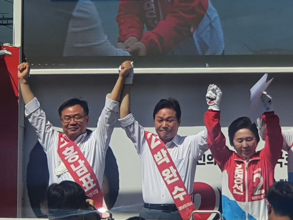 국민의힘 홍남표 창원시장 후보가 31일 새마을금고 도계지점 앞에서 박완수 경남지사 후보, 김영선 국회의원 보궐선거 후보와 손을 맞잡으며 승리를 다짐하고 있다. 홍남표 후보 캠프 제공