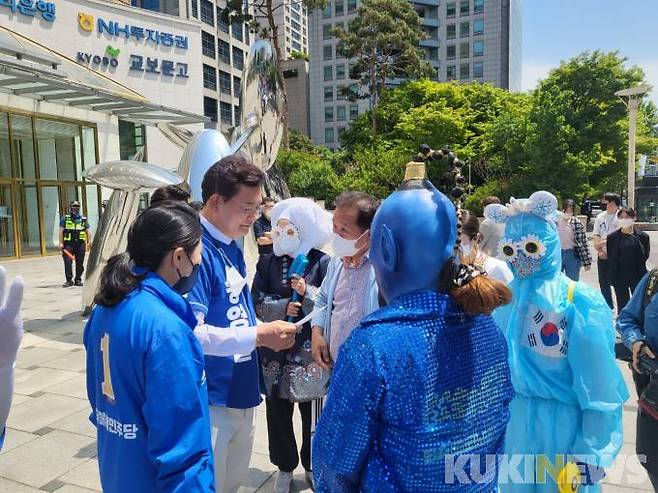 송영길 후보는 서울 잠실역 유세 현장에서 지지자가 보낸 편지를 읽고 있다.   사진=이승은 기자 