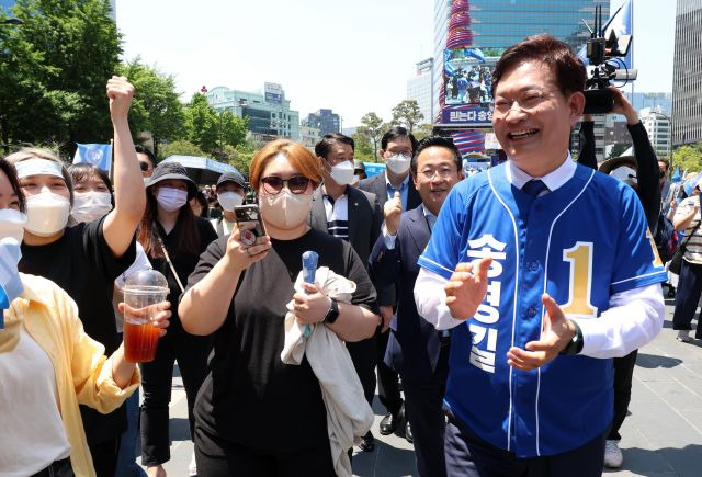 더불어민주당 송영길 서울시장 후보가 24일 서울 청계광장에서 '유엔을 서울로' 유엔 아시아본부 유치 정책 유세를 마친 뒤 지지자들과 인사하고 있다. 국회사진기자단