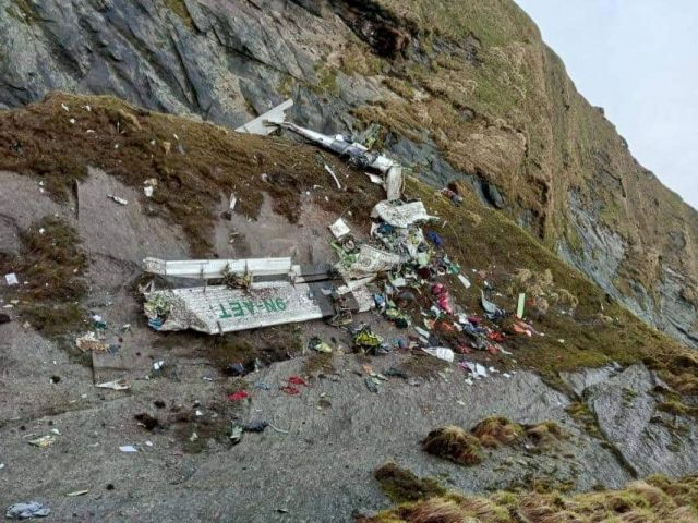 네팔 산악지대 타상에서 지난 30일(현지시간) 여객기 추락사고에 대한 수습과 수색 작업이 진행되고 있다. 로이터연합뉴스