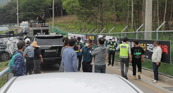 정청래 더불어민주당 의원이 31일 문재인 전 대통령 사저 앞 시위를 경찰이나 윤석열 대통령이 개입해줬으면 좋겠다고 전했다. 사진은 지난 11일 경남 양산 평산마을 문 전 대통령 사저 앞 도로에서 보수단체가 문 전 대통령 비판 시위를 하는 모습. /사진=뉴스1