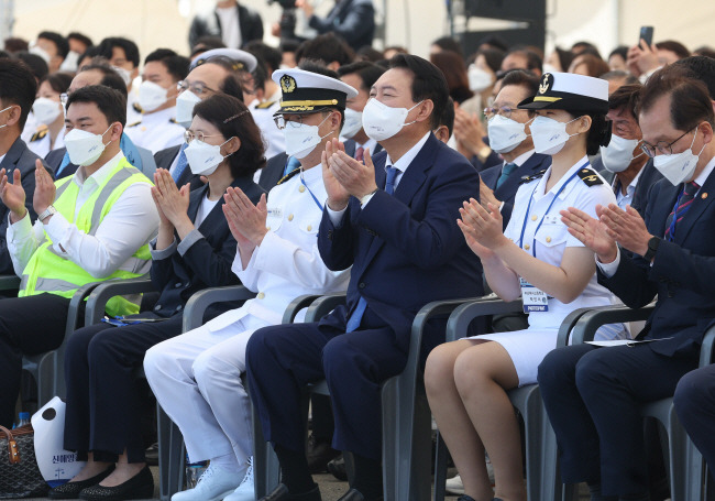 바다의 날 기념식 참석 : 윤석열 대통령이 31일 오전 부산항 국제여객터미널 크루즈 부두에서 열린 제27회 바다의 날 기념식에 참석해 박수를 치고 있다.  뉴시스