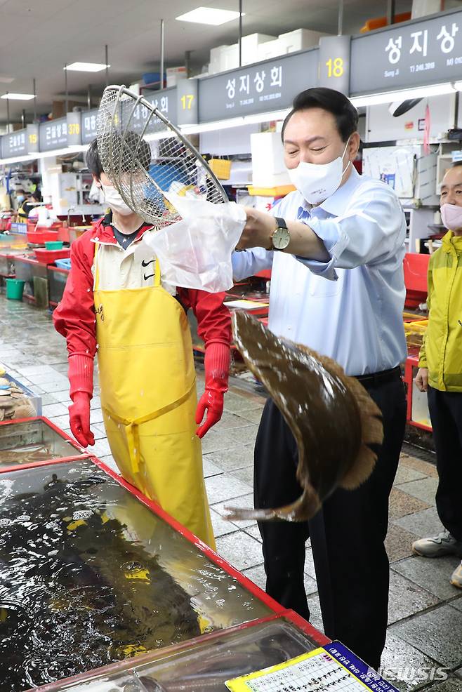 [부산=뉴시스] 홍효식 기자 = 윤석열 대통령이 31일 부산 중구 자갈치시장을 방문해 활어를 뜰채로 건져 올리고 있다. 2022.05.31. yesphoto@newsis.com