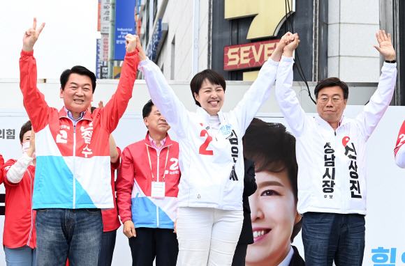 안철수 국민의힘 성남 분당갑 국회의원 후보, 김은혜 경기도지사 후보, 신상진 성남시장 후보(왼쪽부터)가 31일 경기도 성남시 분당구 야탑역 앞에서 열린 국민의힘 중앙선대위 경기도 총집결 필승 유세에서 인사를 하고 있다.  김명국 기자