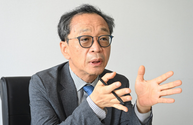 서강대 현대정치연구소장인 이현우 교수가 30일 서울경제와의 인터뷰에서 “여당이 6·1 지방선거에서 승리하더라도 오만해지면 쓰나미처럼 찾아오는 숱한 문제들에 부딪히게 될 것”이라고 경고하고 있다. 오승현 기자