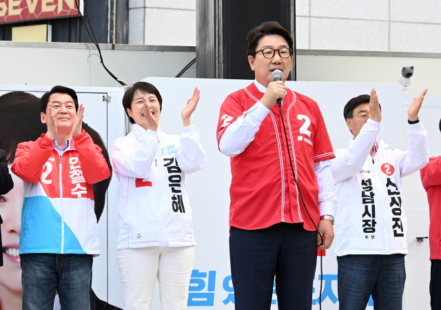 권성동 국민의힘 원내대표가 31일 경기 성남시 분당구 야탑역 앞에서 열린 중앙선대위 경기도 총집결 필승 유세에서 지지를 호소하고 있다.