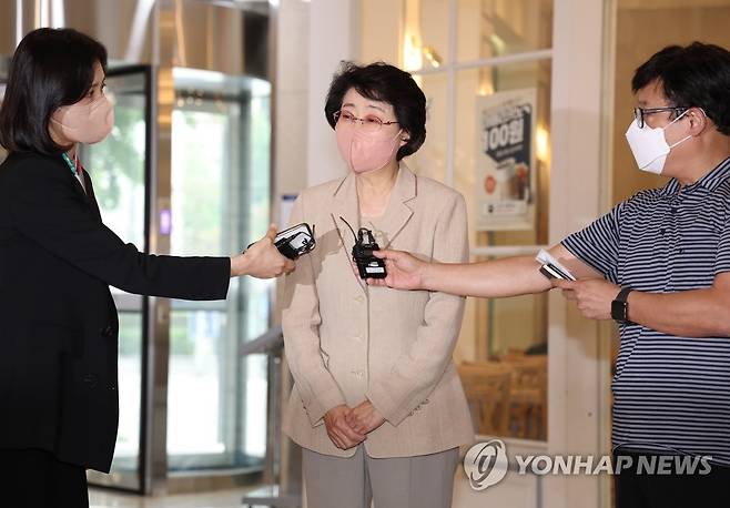 취재진 질문에 답하는 김승희 보건복지부 장관 후보자 (서울=연합뉴스) 황광모 기자 = 김승희 보건복지부 장관 후보자가 30일 오후 서울 서대문구 국민연금공단 충정로 사옥에 마련된 인사청문회 준비 사무실로 출근하다 취재진 질문에 답하고 있다. 2022.5.30 hkmpooh@yna.co.kr