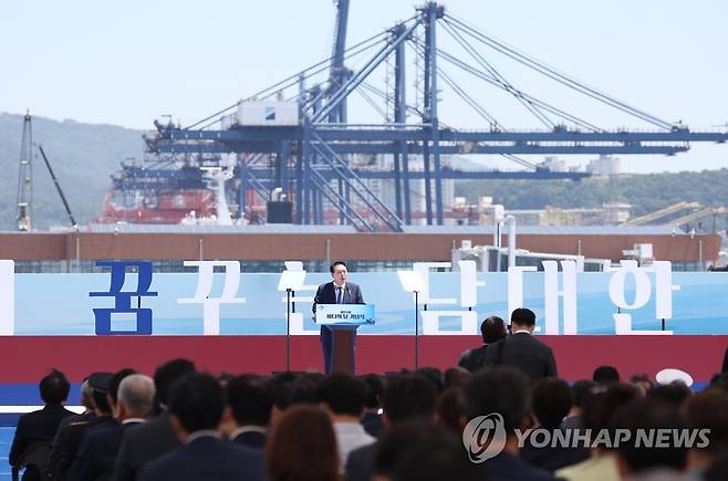 바다의 날 기념식 기념사하는 윤석열 대통령 (부산=연합뉴스) 안정원 기자 = 윤석열 대통령이 31일 오전 부산항 국제여객터미널 크루즈 부두에서 열린  제27회 바다의 날 기념식에서 기념사를 하고 있다. 2022.5.31 jeong@yna.co.kr