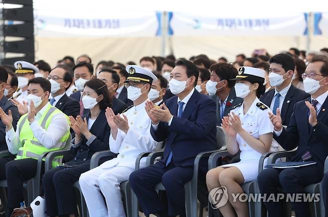 박수치는 윤석열 대통령 (부산=연합뉴스) 안정원 기자 = 윤석열 대통령이 31일 오전 부산항 국제여객터미널 크루즈 부두에서 열린  제27회 바다의 날 기념식에서 공연을 보며 박수를 치고 있다.  2022.5.31 jeong@yna.co.kr