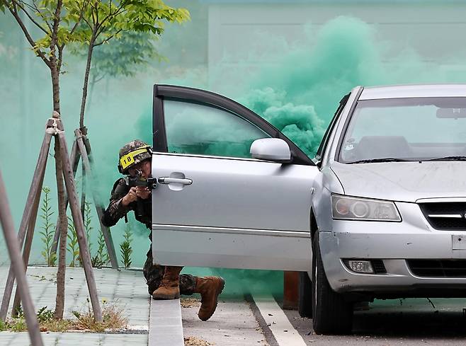 시가지 전투는 실감 나게     (서울=연합뉴스) 윤동진 기자 = 지난 30일 서울 서초 과학화 예비군훈련장의 시가지 전술 훈련장에서 시가지 전투에 임하고 있다. 2022.5.31
    mon@yna.co.kr