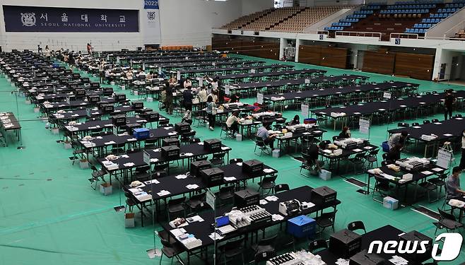 제8회 전국동시지방선거를 하루 앞둔 31일 오후 서울 관악구 서울대체육관에서 열린 개표소 최종 모의 시험에서 선관위 관계자들이 전자 개표기 등을 점검하고 있다. 2022.5.31/뉴스1 © News1 이동해 기자