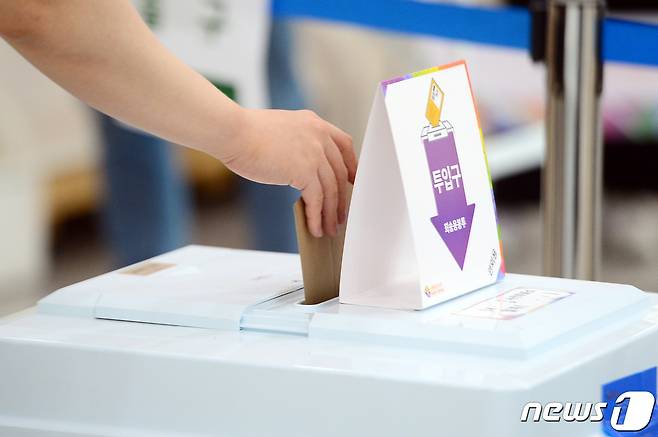 8회 전국동시지방선거 투표가 1일 오전 6시부터 시작됐다. 지난달 27~28일 진행된 6·1 지방선거 사전투표 모습.(자료사진) / 뉴스1 © News1
