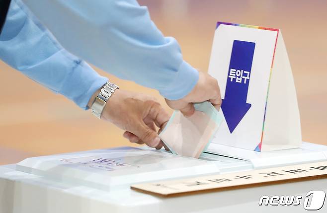 제8회 전국동시지방선거가 1일 오전 6시 대전 366개, 충남 752개 투표소에서 시작됐다. ©News1 오현지 기자