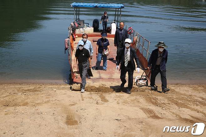 충북 옥천군 옥천읍 대청호 연안마을인 오대리 마을주민들이 투표소를 가기 위해 철선에서 내리고 있다.© 뉴스1