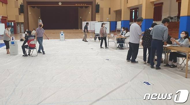 예산군 예산초등학교에 마련된 예산읍 제10투표소에는 주로 노년층의 투표 참여율이 높았다.© 뉴스1 주향 기자
