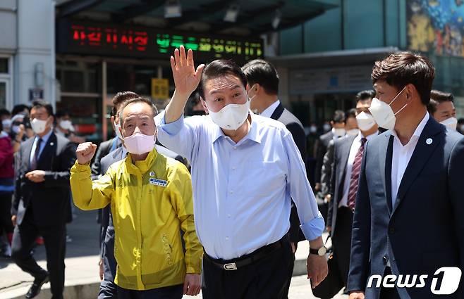 윤석열 대통령이 31일 부산 중구 자갈치시장을 찾아 상인들에게 인사하고 있다. (대통령실 제공) 2022.5.31/뉴스1 © News1 안은나 기자