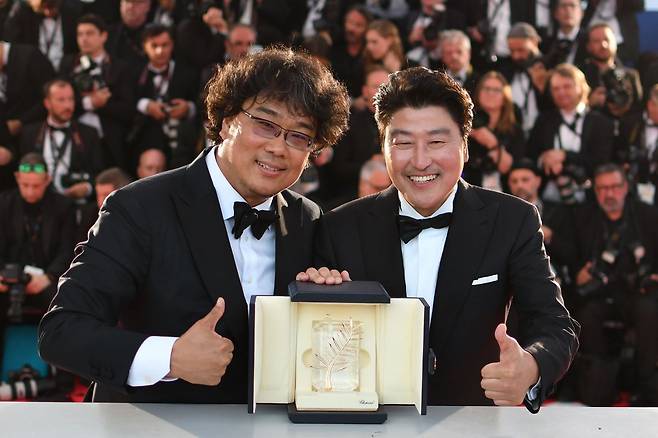 73회 칸 영화제에서 '기생충'으로 황금종려상을 수상한 기쁨을 함께 나누고 있는 봉준호 감독과 송강호.