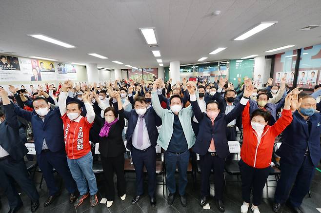 김영환 국민의힘 충북지사 후보와 선거사무소 관계자, 지지자 등이 1일 방송사 출구조사 결과 당선이 예측되자 환호하고 있다. / 뉴스1