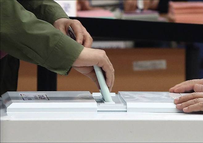 6.1 지방선거 당일인 1일 오전 서울 서대문구 홍은2동 주민센터에 설치된 투표소에서 시민들이 투표에 나서고 있다. ⓒ데일리안 홍금표 기자