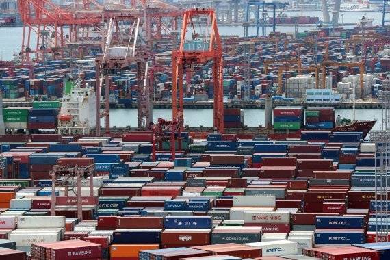 1일 부산 남구 신선대부두(아래)와 감만부두(위)에서 컨테이너 선적 및 하역작업이 진행되고 있다. 이날 산업통상자원부는 지난 4월에 이어 5월에도 무역적자를 기록했다고 발표했다. 수출사진=뉴시스