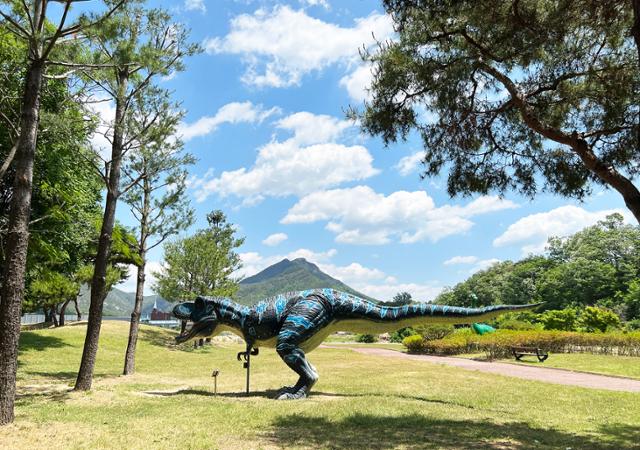 의성 산운생태공원에 설치된 공룡 모형. 잠시 공룡시대로 돌아간 듯한 착각에 빠진다.