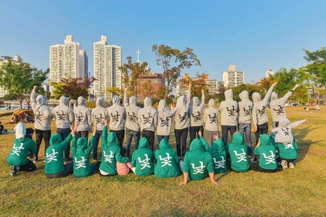 2016년, 록담씨는 7명의 초기멤버와 함께 회사 밖 직장인 커뮤니티 '낯선 대학'을 만들었다. 사진은 2018년 낯선대학 단체 운동회 당시. 록담 백영선 제공