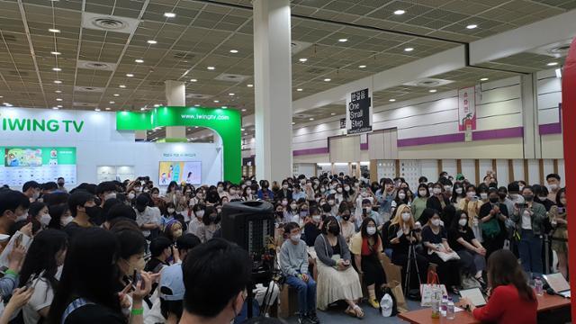 1일 열린 서울국제도서전의 한 행사장에 관람객들이 모여 있다. 한소범 기자