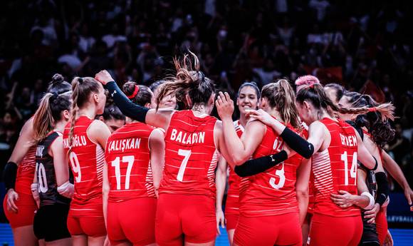 터키여자배구대표팀은 1일(한국시간) 터키 앙카라에서 열린 FIVB 주최 2022 VNL 이탈리아와 첫 경기를 세트 스코어 3-0으로 이겼다. 터키대표팀 선수들이 경기 종료 후 코트에 나와 승리 세리머니를 하고 있다. [사진= 국제배구연맹(FIVB)]