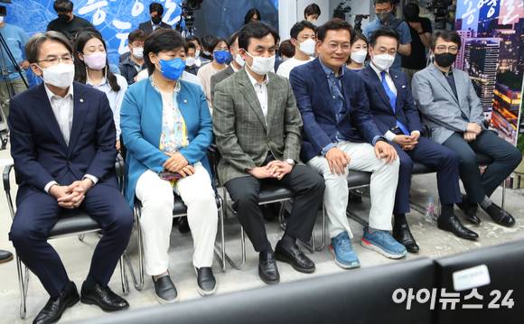 송영길 더불어민주당 서울시장 후보가 1일 오후 서울 중구 선거캠프 사무실에서 제8회 전국동시지방선거 출구조사 결과 발표 방송을 시청하고 있다. 왼쪽부터 더불어민주당 정필모, 서영교, 안규백 의원, 송 서울시장 후보, 박성준, 김의겸 의원. [사진=국회사진취재단]