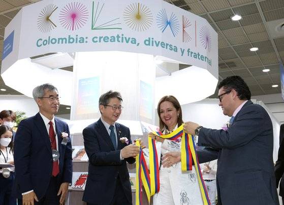 2022 서울국제도서전 콜롬비자 주빈국관 테이프커팅. 왼쪽부터 윤철호 대한출판문화협회 회장, 박보균 문화체육관광부 장관, 아드리아나 파디야 콜롬비아 문화부 차관, 후안 카를로스 카이사 로세로 주한 콜롬비아 대사. (문화체육관광부 제공) 2022.6.1/뉴스1