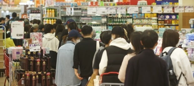 서울 시내 한 대형마트에서 시민들이 포켓몬빵을 구매하기 위해 줄을 서 있다. /연합뉴스