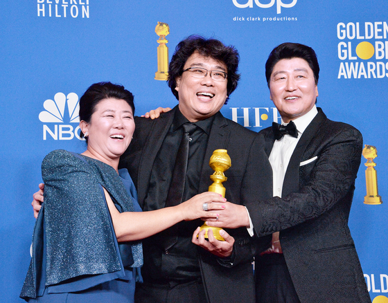 Song poses with director Bong Joon-ho and actor Lee Jung-eun after “Parasite” won the award for Best Motion Picture, Foreign Language at the Golden Globe Awards in 2020. [YONHAP]