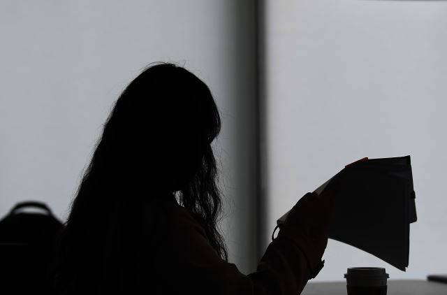 이지윤(가명)씨가 지난 2일 서울 여의도 국민일보 본사 이슈&탐사팀 사무실에서 트라우마 치료를 위한 심리상담 중 겪은 일을 취재진에 설명하며 관련 자료를 들어 보이고 있다. 김지훈 기자