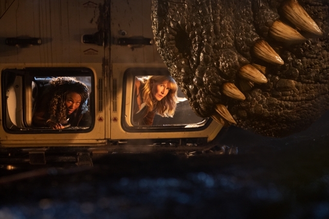 공룡을 피해 전복된 차량에 숨은 앨리 새틀러 박사(로라 던, 오른쪽)와 카일라(드완다 와이즈). 유니버설 픽쳐스
