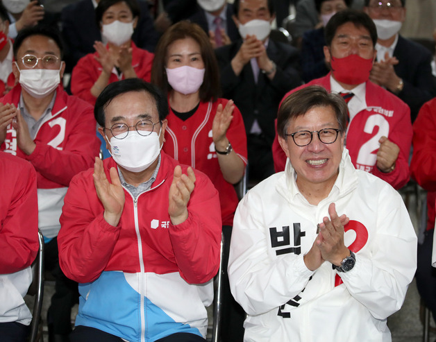 박형준 국민의힘 부산시장 후보가 제8회 전국동시지방선거일인 1일 부산시 남구 국민의힘 부산광역시당에서 출구조사를 확인 후 환호하고 있다. / 사진=뉴스1