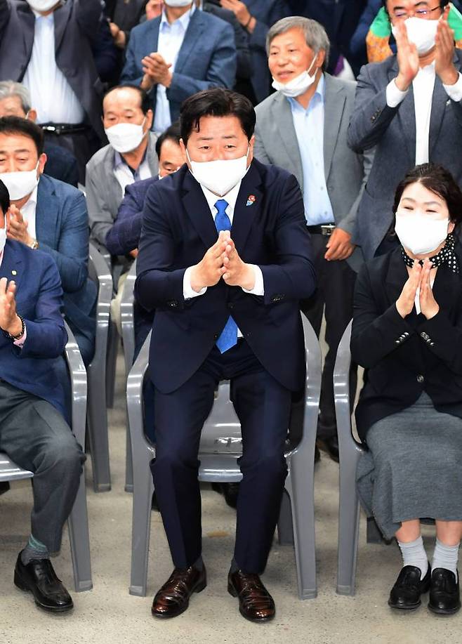 [제주=뉴시스] 우장호 기자 = 오영훈 더불어민주당 제주도지사 후보가 1일 오후 제주시 연동에 위치한 선거사무소에서 출구 조사 결과가 우세한 것으로 나오자 기뻐하고 있다. 2022.06.01.