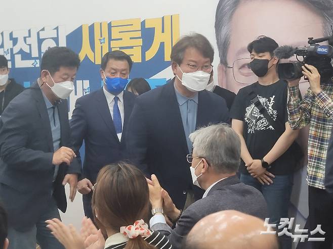 변성완 더불어민주당 부산시장 후보가 캠프를 나서고 있다. 관계자들이 박수로 변 후보를 격려하고 있다.  박중석 기자