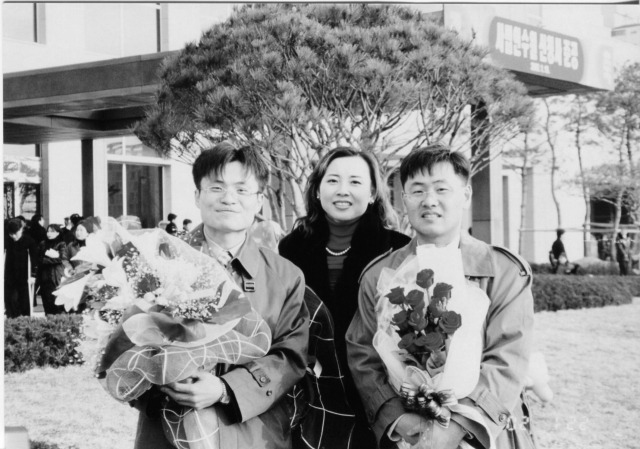 ▲김관영 전북도지사 당선인의 성균관대학교 학위수여식 모습(오른쪽).ⓒ당선인