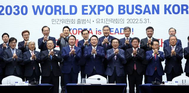 윤석열 대통령이 지난달 31일 부산항 국제전시컨벤션센터에서 열린 2030 부산엑스포 유치지원위 전략회의 및 민간위 출범식에서 참석자들과 박수를 치고 있다. 공영운(앞줄 왼쪽부터) 현대자동차 사장, 이인용 삼성전자 사장, 구자열 무역협회장, 최태원 대한상의 회장, 윤 대통령. 연합뉴스
