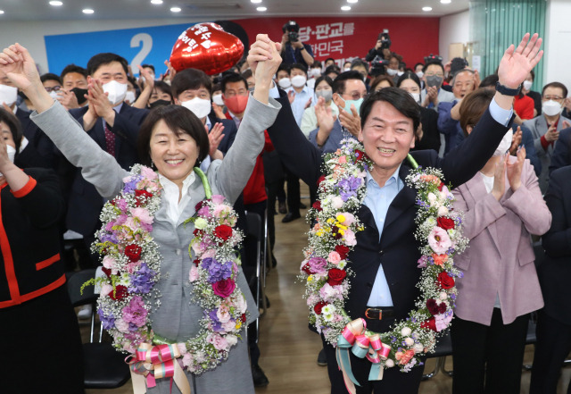 경기 성남 분당갑 국회의원 보궐선거에 출마한 국민의힘 안철수 후보가 1일 오후 당선이 확실시 되자 분당 선거사무소에서 꽃을 받아 들고 세리머니를 하고 있다./연합뉴스