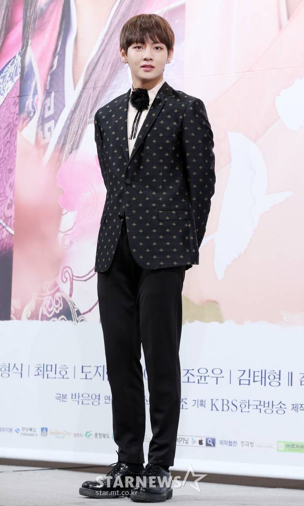 2016년 드라마 '화랑' 제작 발표회 당시 방탄소년단 뷔(BTS V)