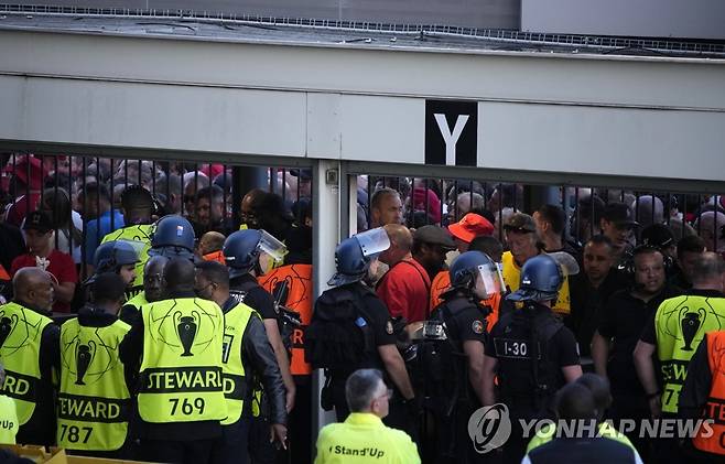 UEFA 챔피언스 리그 경기장 지키는 경찰들 [AP 연합뉴스 자료사진. 재판매 및 DB 금지]