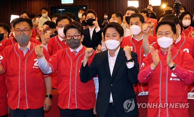 출구조사 방송에 환호하는 국민의힘 (서울=연합뉴스) 하사헌 기자 = 국민의힘 이준석 상임선대위원장, 권성동ㆍ김기현 공동선대위원장 등이 1일 서울 여의도 국회도서관에 마련된 ‘국민의힘 제8회 지방선거 개표상황실’에서 출구조사 방송을 시청하며 환호하고 있다. 2022.6.1 [국회사진기자단] toadboy@yna.co.kr