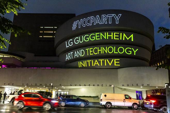 1일 밤(현지시간) 미국 뉴욕 맨해튼에 위치한 구겐하임 뮤지엄 외관에 ‘LG-구겐하임 글로벌 파트너십’을 알리는 맵핑 광고가 붙어 있다. (사진=LG전자 제공)