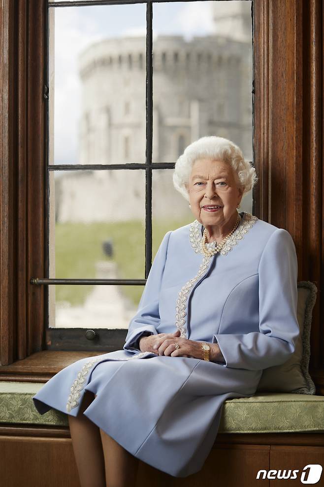 영국 왕실이 공개한 엘리자베스 2세 여왕의 새로운 초상 사진.(트위터 The Royal Family 계정) © 뉴스1