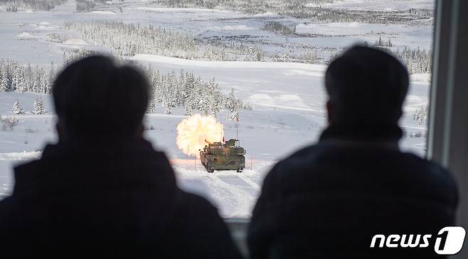 지난 2월16일(현지시간) 노르웨이군 레나 기지에서 주력전차 사업 동계시험평가의 일환으로 국산 K2 전차 사격시험이 진행되고 있다. (국방부 제공) 2022.2.17/뉴스1
