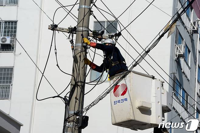 정전 피해 복구 작업 벌이는 한국전력 관계자(자료사진). © News1DB