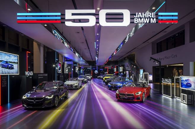 BMW코리아 BMW 드라이빙 센터 내 모든 전시공간을 M 하이 퍼포먼스와 M 퍼포먼스 모델로 꾸민다.