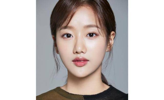 그룹 에이프릴 출신 이나은이 나무엑터스와 전속계약을 맺었다. DSP미디어 제공