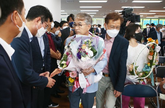 박종훈 경남도교육감 당선인이 2일 오전 경남 창원시 의창구에 마련된 선거 사무소에서 당선 축하를 받고 있다. 연합뉴스